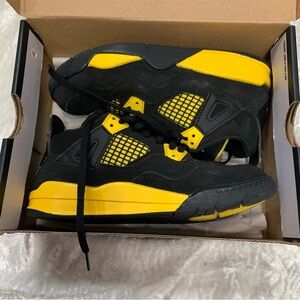 NIKE Jordan 4 retro black and yellow size 2